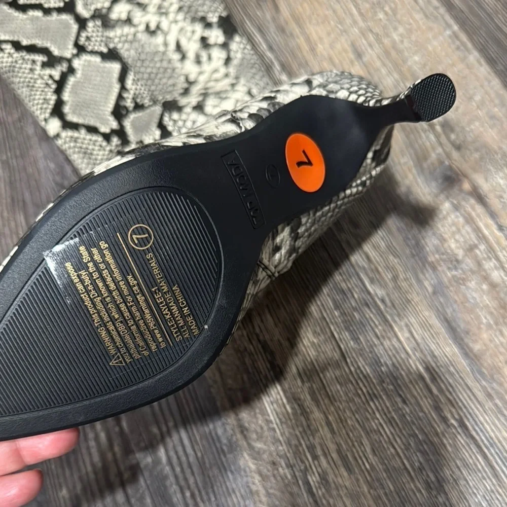 Snakeskin Pattern Knee-High Boots - Picture 5 of 7